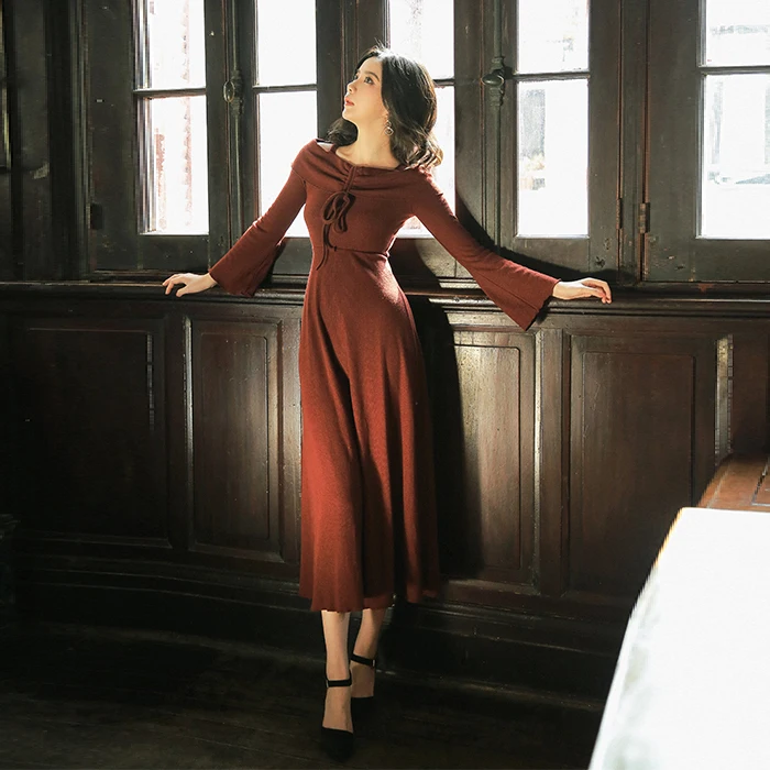 Женское осеннее платье с вырезом лодочкой трикотажное винного цвета длинным