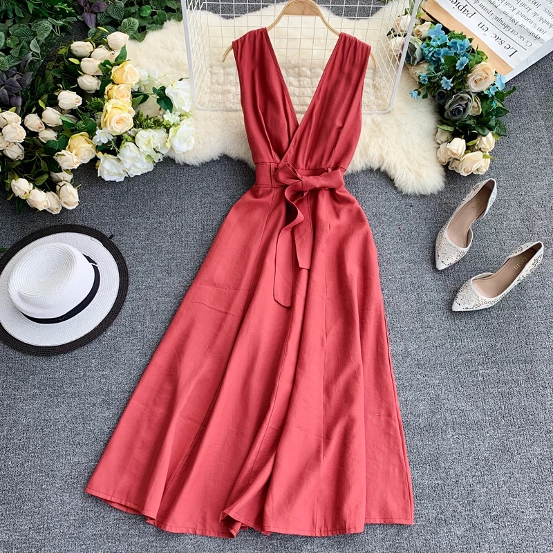 Женское платье на бретельках однотонное летнее в ретро стиле с треугольным