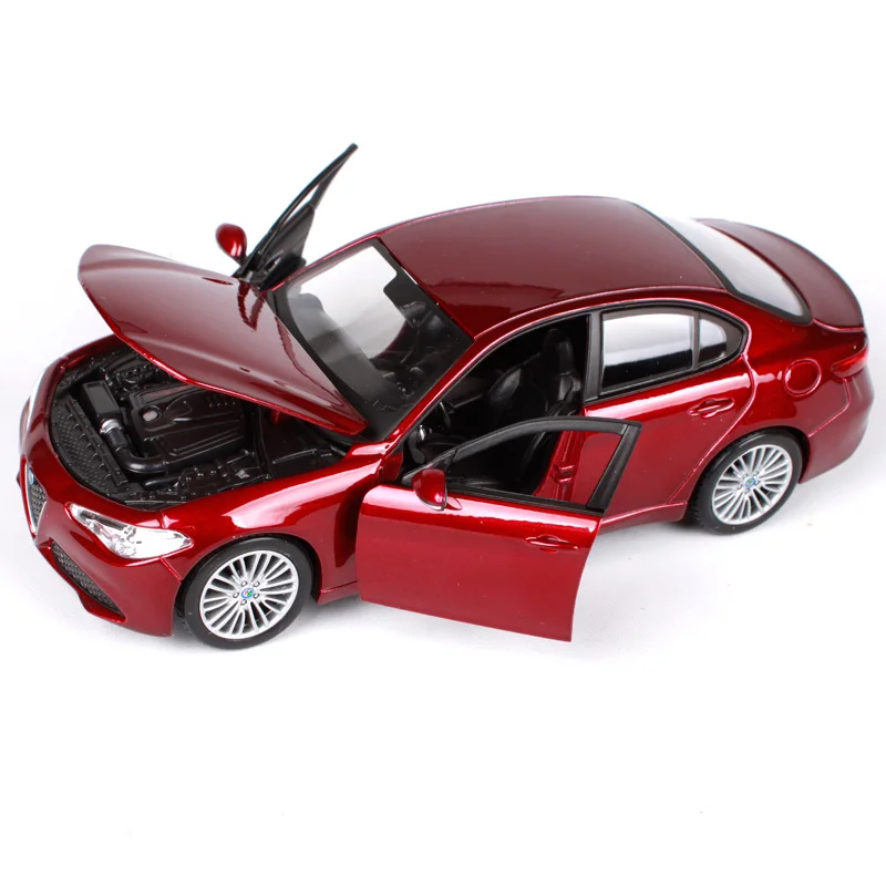 Модель спортивного автомобиля Alfa Romeo GULIA Bburago 1:24 литая модель игрушечная новая в