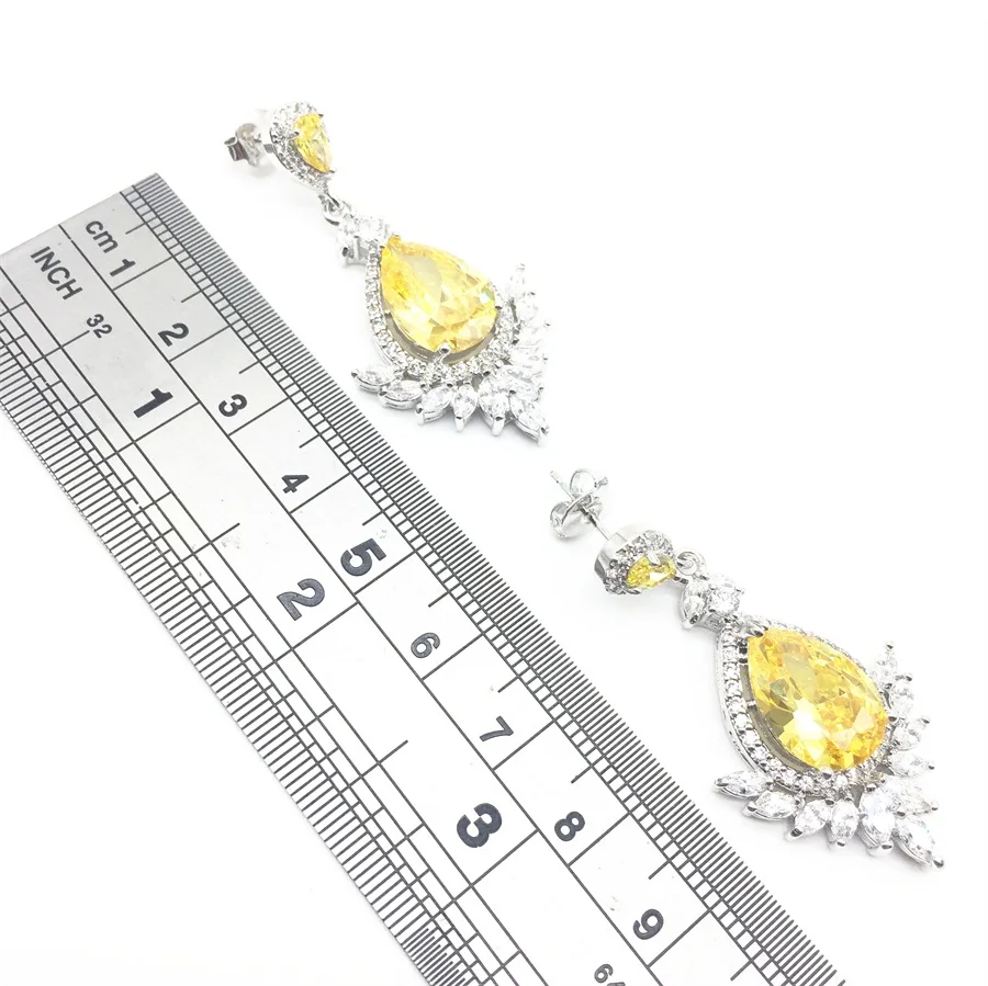 Женский комплект из колье и серёг золотого цвета с фианитами | Украшения