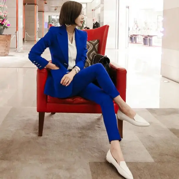 Синие женские брючные костюмы однобортный пиджак блейзер и узкие брюки деловой