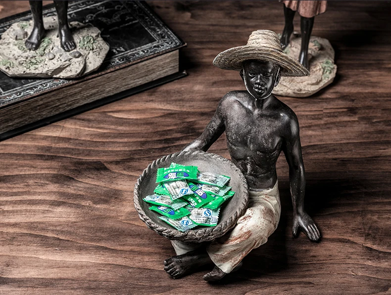 Трудолюбивый Африканский персонаж держащий корзину статуй украшенные