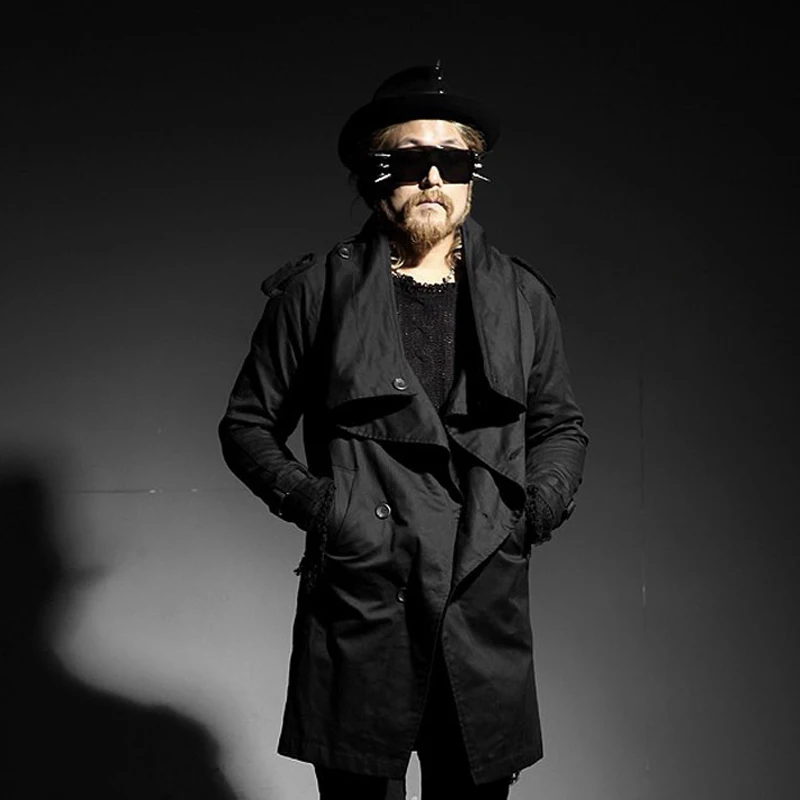 

Club hair stylist slant pull a heap of collars connect belt man individual character modelling trench coat