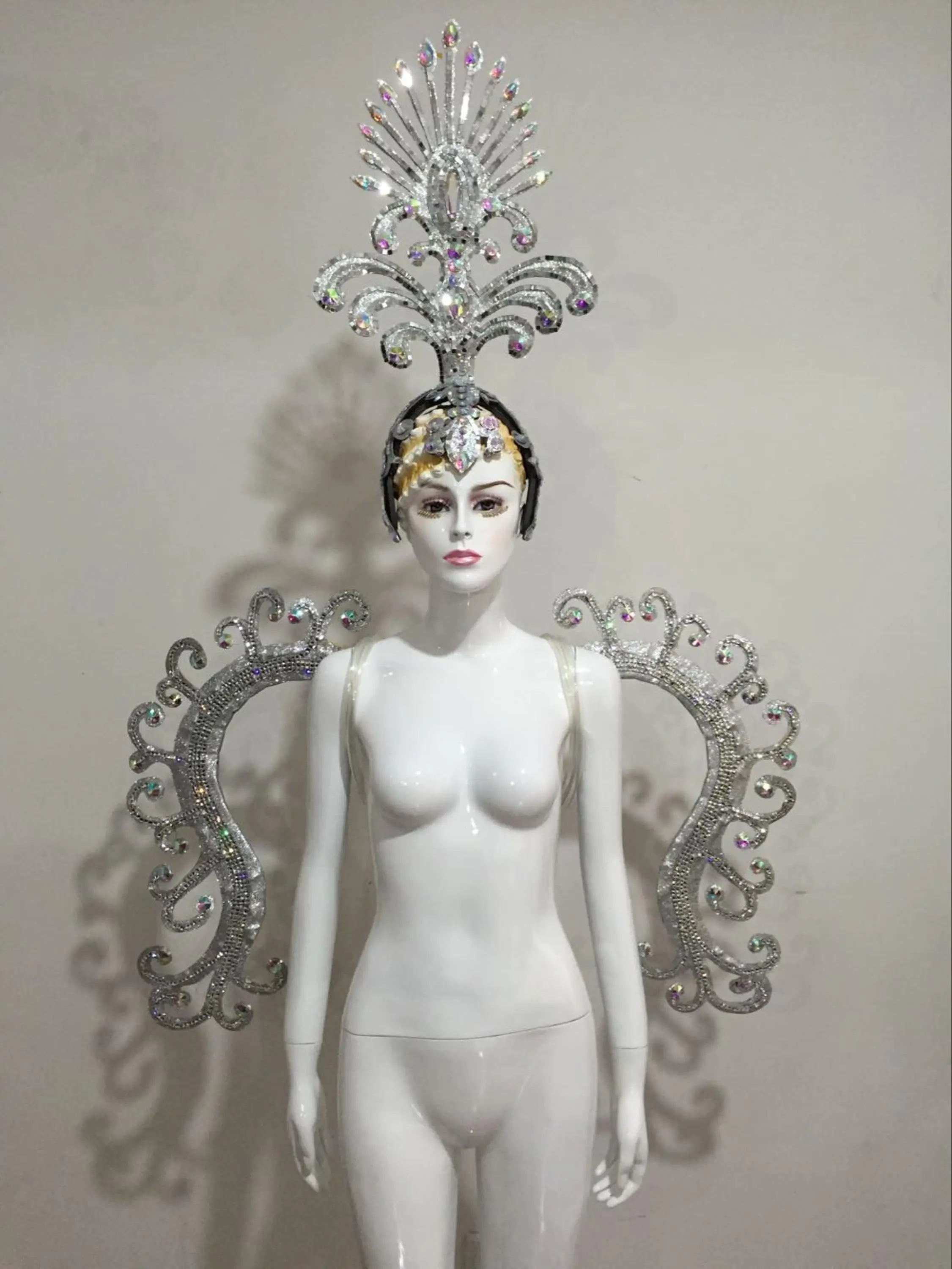 Маска карнавальная с перьями для бразильских карнавалов