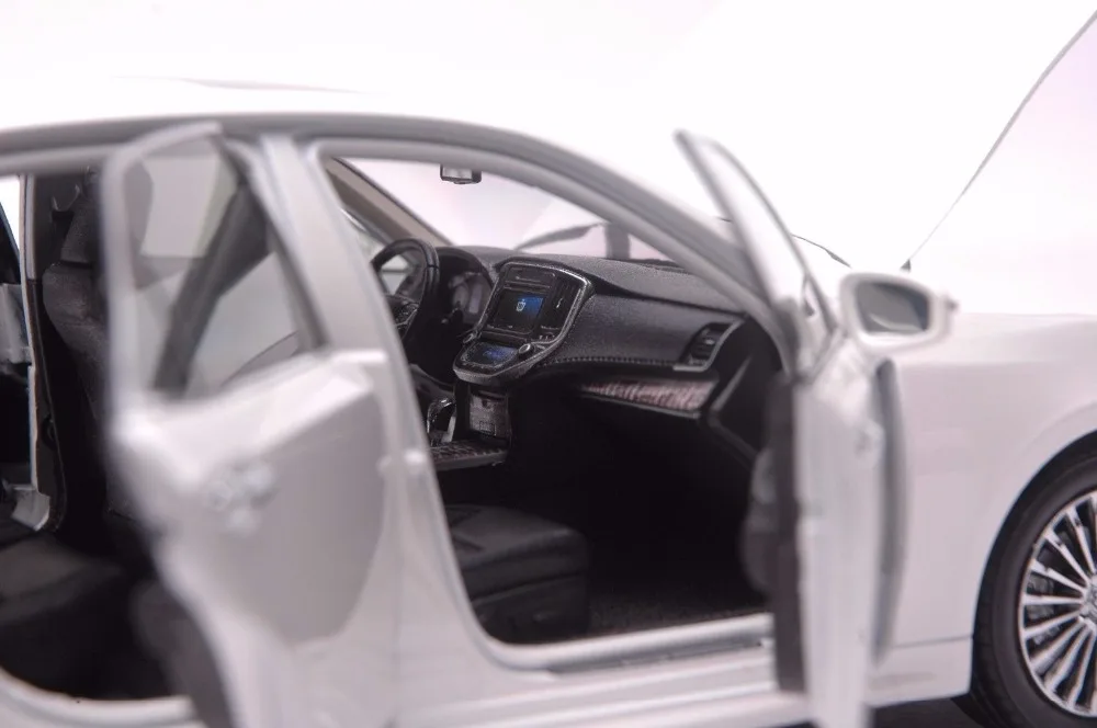 1:18 литья под давлением модель для Toyota Crown белый сплав игрушечный автомобиль миниатюрная Коллекция подарков