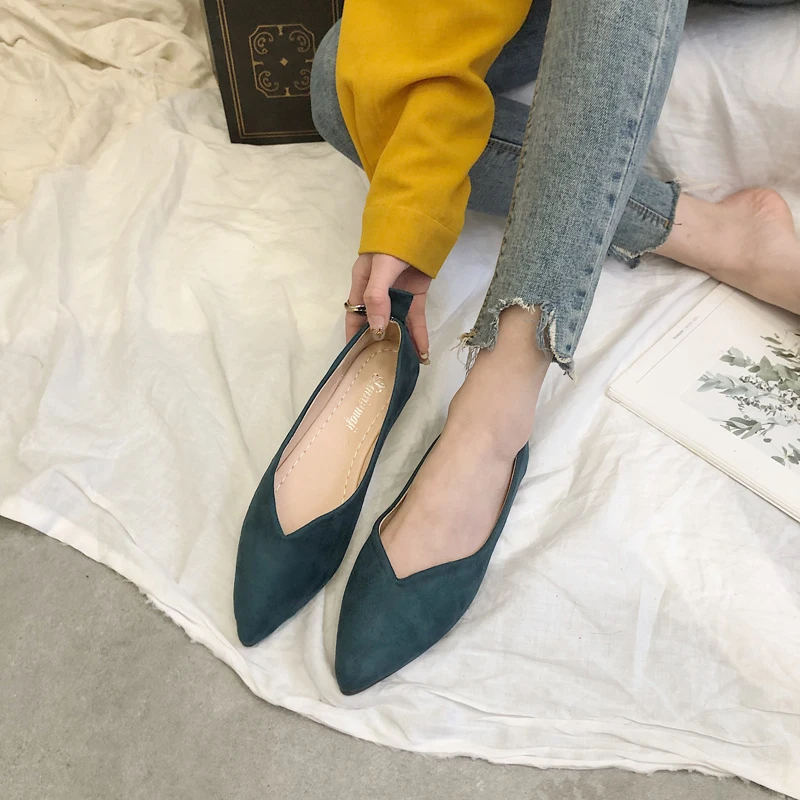 Женские туфли с острым носком простые телесного цвета на плоской подошве удобные