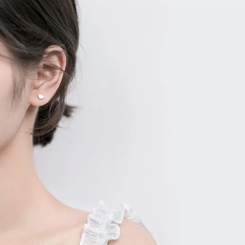 Женские серьги-гвоздики из серебра 100% пробы в минималистическом стиле |