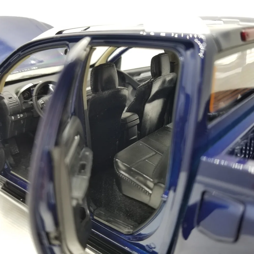 1:18 литья под давлением модель для ISUZU D-MAX синий Пикап сплав игрушечный автомобиль миниатюрная коллекция подарки D MAX DMAX грузовик