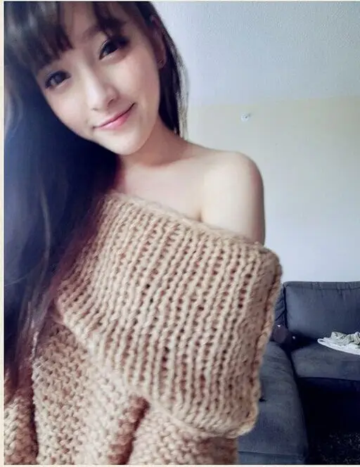 Женский трикотажный свитер с вырезом лодочкой и открытыми плечами | Женская