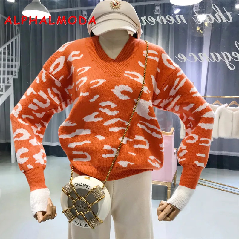 Женский свитер ALPHALMODA свободный с треугольным вырезом и леопардовым принтом на