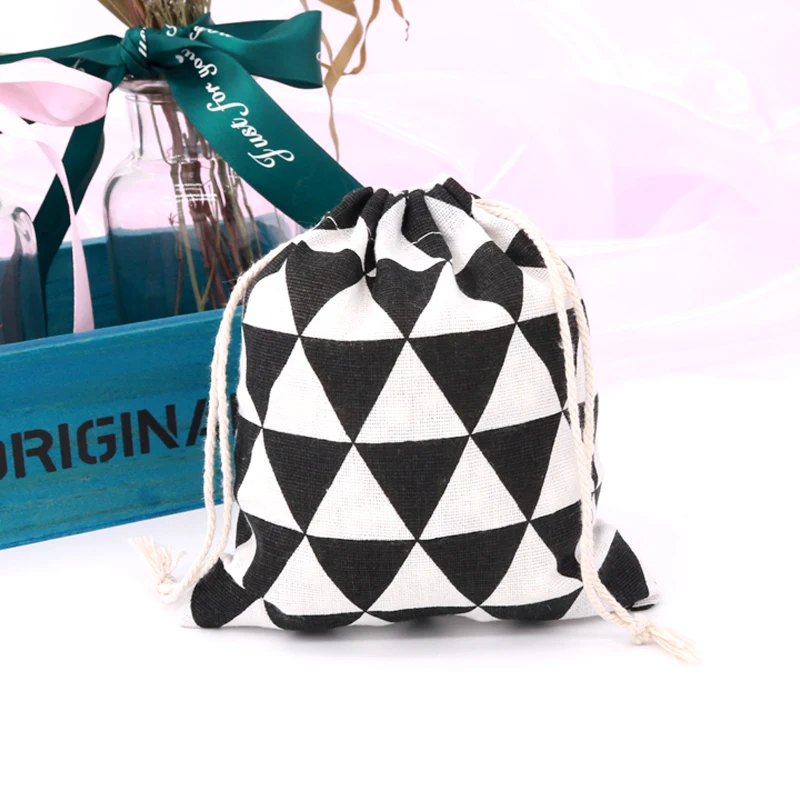

New Arrived 14x16cm Packaging Pouches 5pcs/lot Black White Triangle Drawstring Cotton Bag Jewelry Candy Beads Gifts Storage Bags