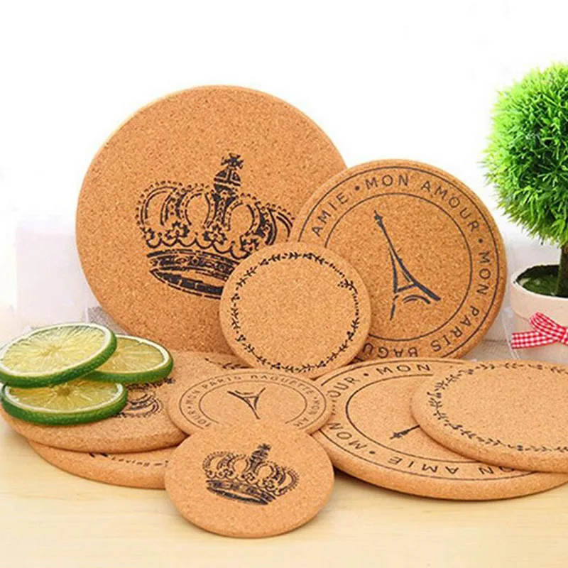 preço 1000 Pcs Estilo Retro Bebida Coaster Da Cortiça Esteira Do Copo De Café Pad Chá Decoração De Mesa Acessórios De Mesa Coasters Da Cortiça Placemats ZA4844