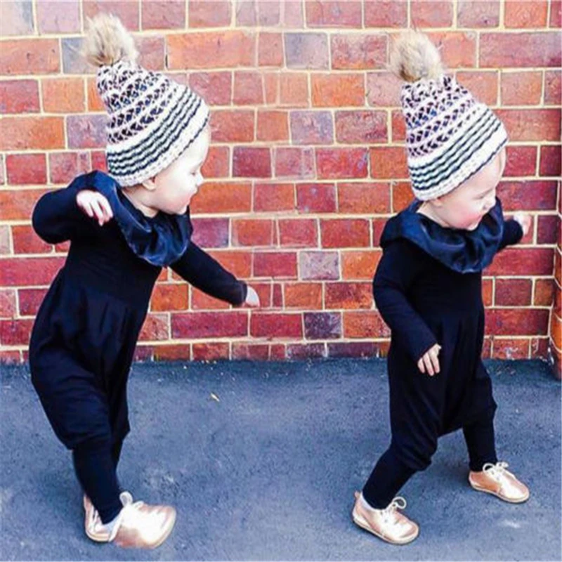 Черный комбинезон для новорожденного с оборками на воротнике и длинными