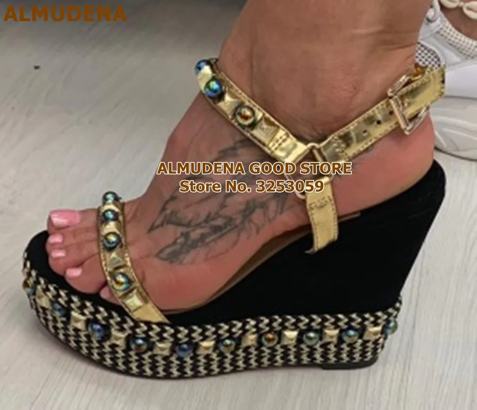 as picture ALMUDENA/дизайнерские сандалии-гладиаторы на танкетке; Свадебная обувь с заклепками на платформе; цвет белый, бежевый, черный; туфли-лодочки с шипами - Цвет: as picture