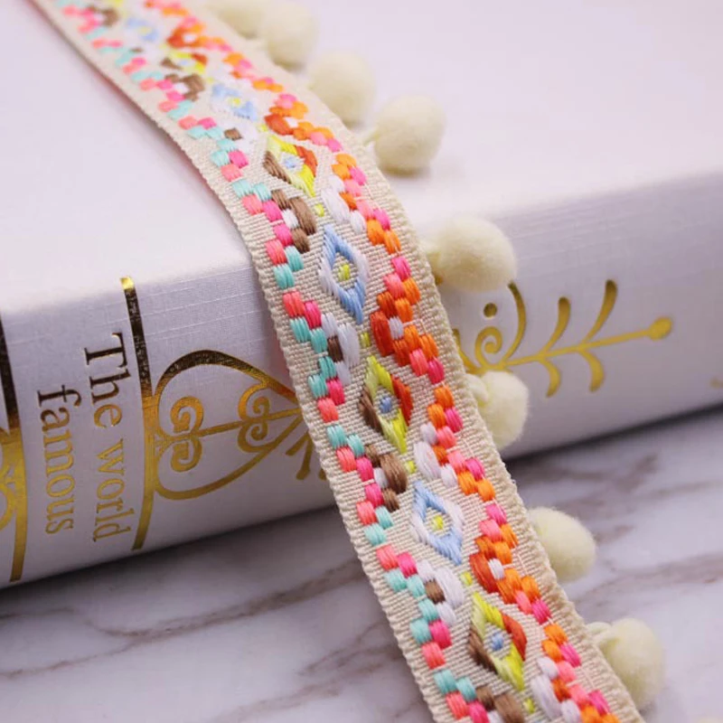 Помпон кисточка с кружевной лентой Ширина 38 мм для самостоятельного пошива