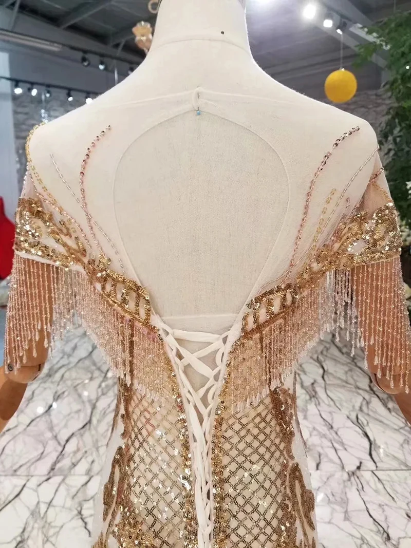 Золотое кружевное платье с круглым вырезом и кисточками короткими рукавами