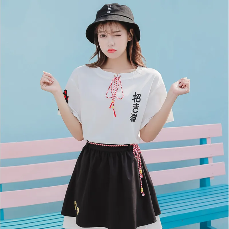 Футболка со шнуровкой с рисунком кота круглым вырезом коротким рукавом женская