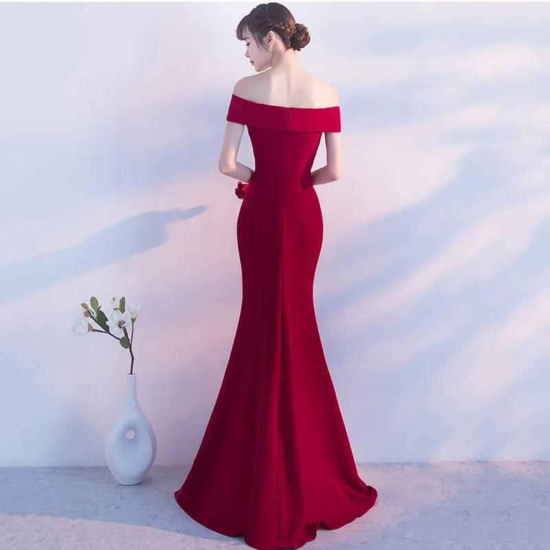 Красное асимметричное платье с открытыми плечами и разрезом для вечеринки