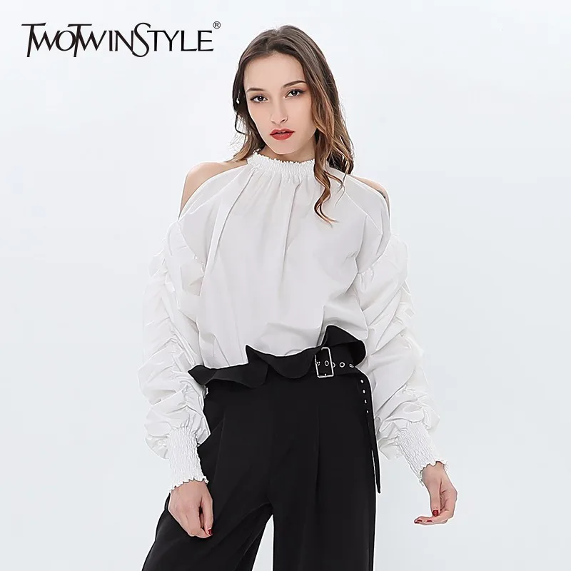 Женская блузка с открытыми плечами TWOTWINSTYLE белая Повседневная Блузка рюшами и