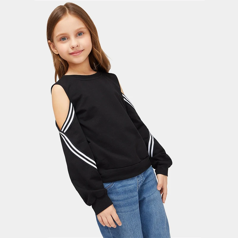 SHEIN Kiddie/толстовки для девочек в черную полоску с открытыми плечами; одежда для детей; весна г.; пуловер с длинными рукавами; детские топы