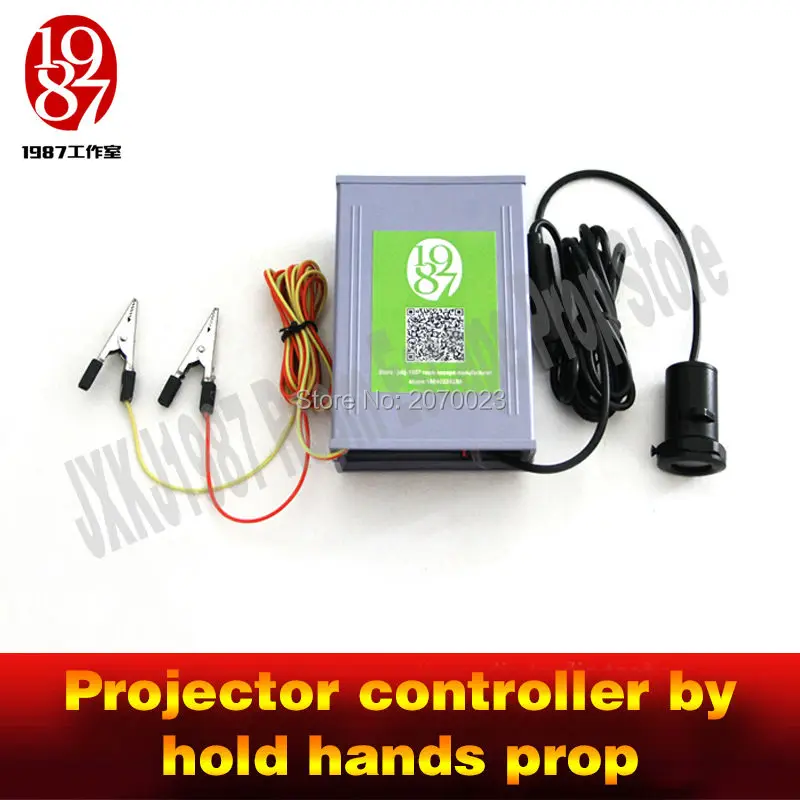 Придерживайтесь рук чтобы осветить проектор игровой прицеп для комнаты скрытия