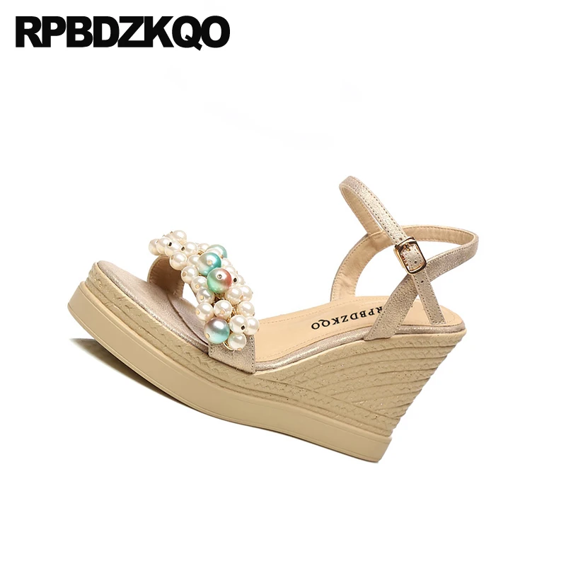 Элегантная обувь с золотистым ремешком и жемчугом Известный бренд Женские