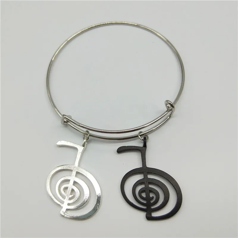 Модный браслет Cho Ku Rei Science серебряного цвета с драгоценным камнем Биохимический