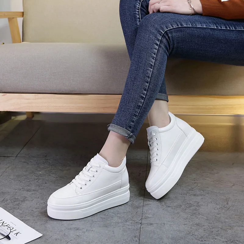 Кроссовки женские со скрытой танкеткой платформа 7 см повседневные белые для