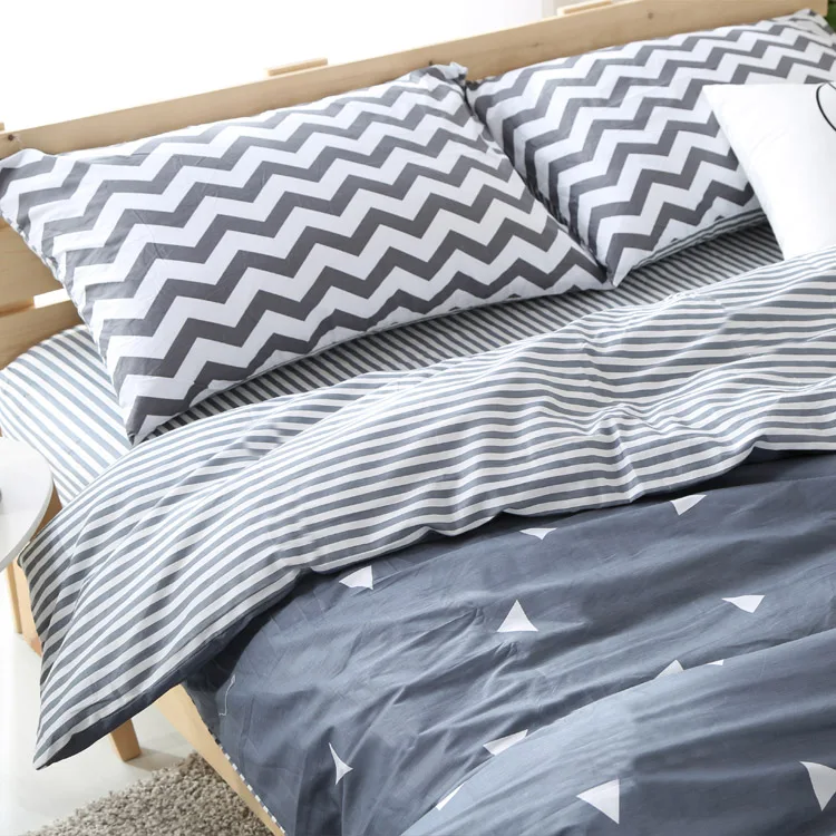 Западная Европа в простом стиле Модные полосы четыре шт постельного белья