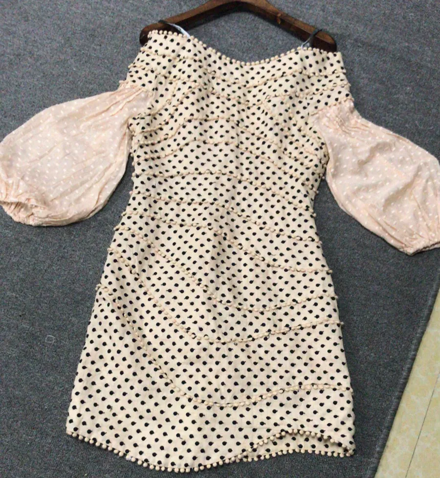 Женское дизайнерское мини-платье с вышивкой в горошек рукавами-фонариками и