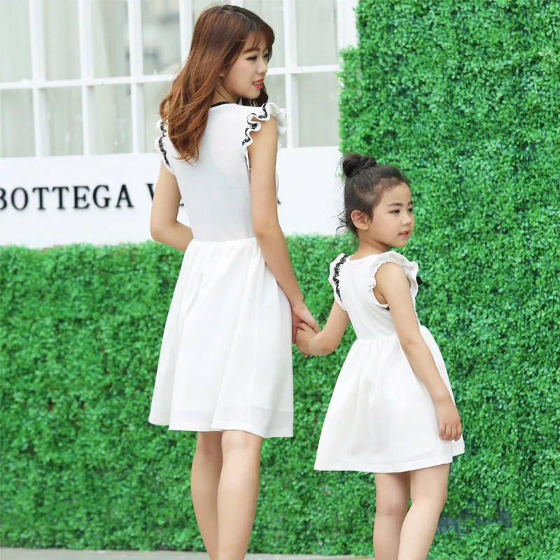 Семейная одежда платье без рукавов Комплект платьев для мамы и дочки с бантом