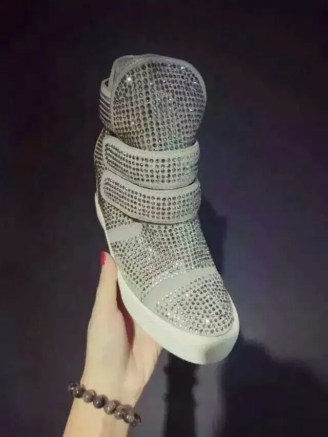 Зимние новые женские ботинки на танкетке липучке украшенные блестящими стразами