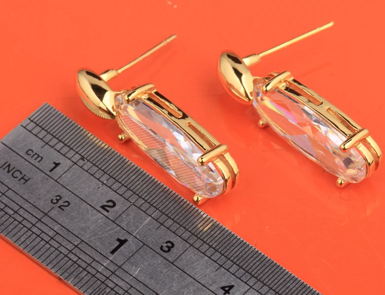 Кластера Большой овальный белый камни кубического циркония золотым покрытием