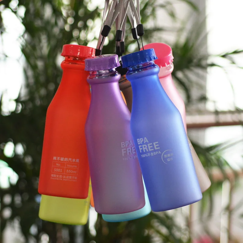 Небьющийся матовый герметичный пластиковый чайник ярких цветов 550 мл бесплатная