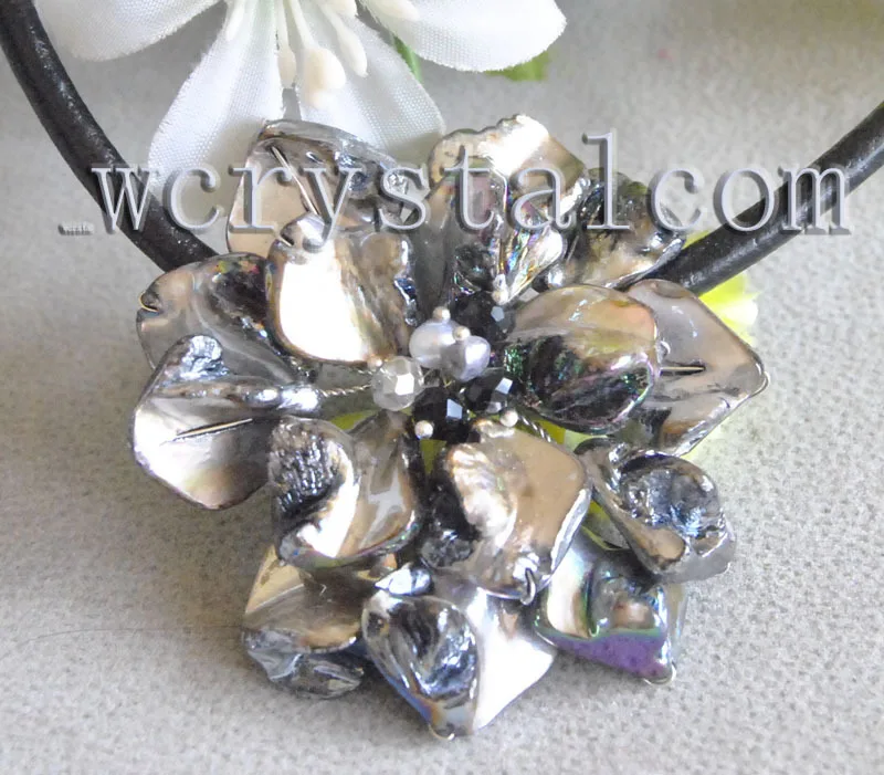 Черная швабра и ожерелье из черной кожи с подвеской в виде цветов разных бусин