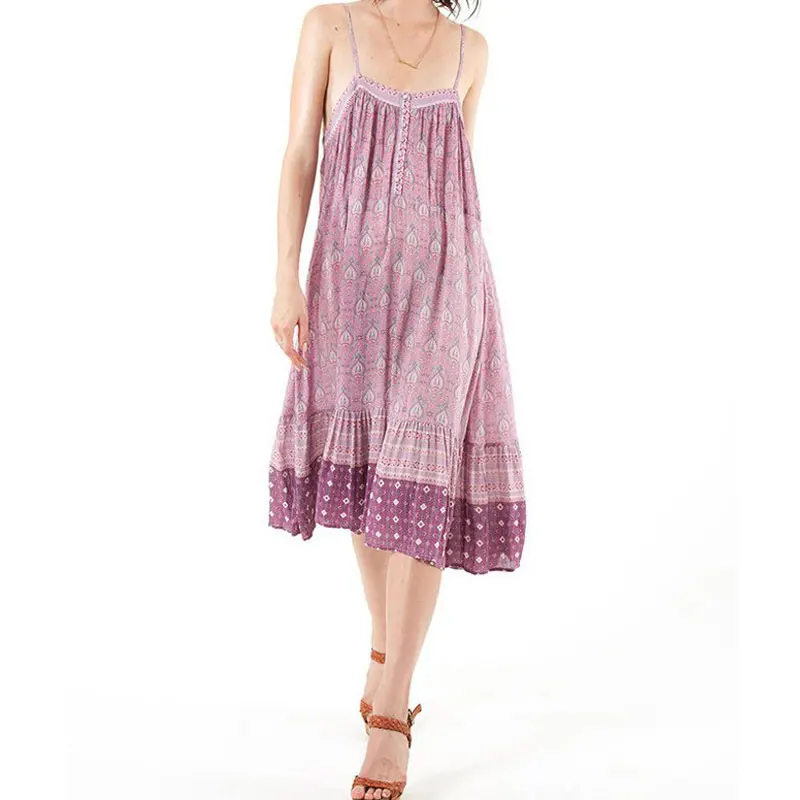 Женское платье комбинация без рукавов розовое с цветочным принтом на тонких