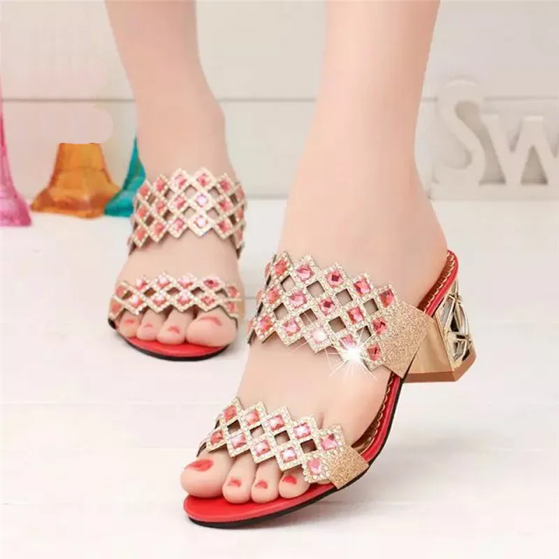 Женские босоножки на блочном каблуке со стразами летние шлепанцы высоком для