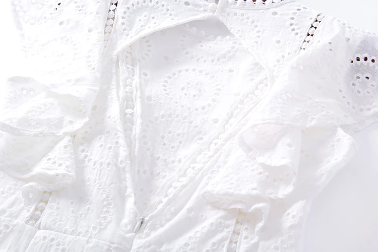 Женское винтажное платье белое кружевное хлопковое мини с вышивкой и оборками на