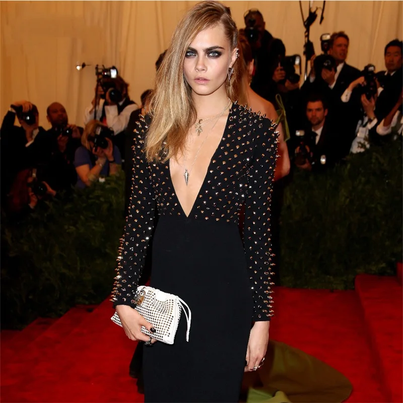 Женское облегающее платье с заклепками черное длинным рукавом и глубоким v