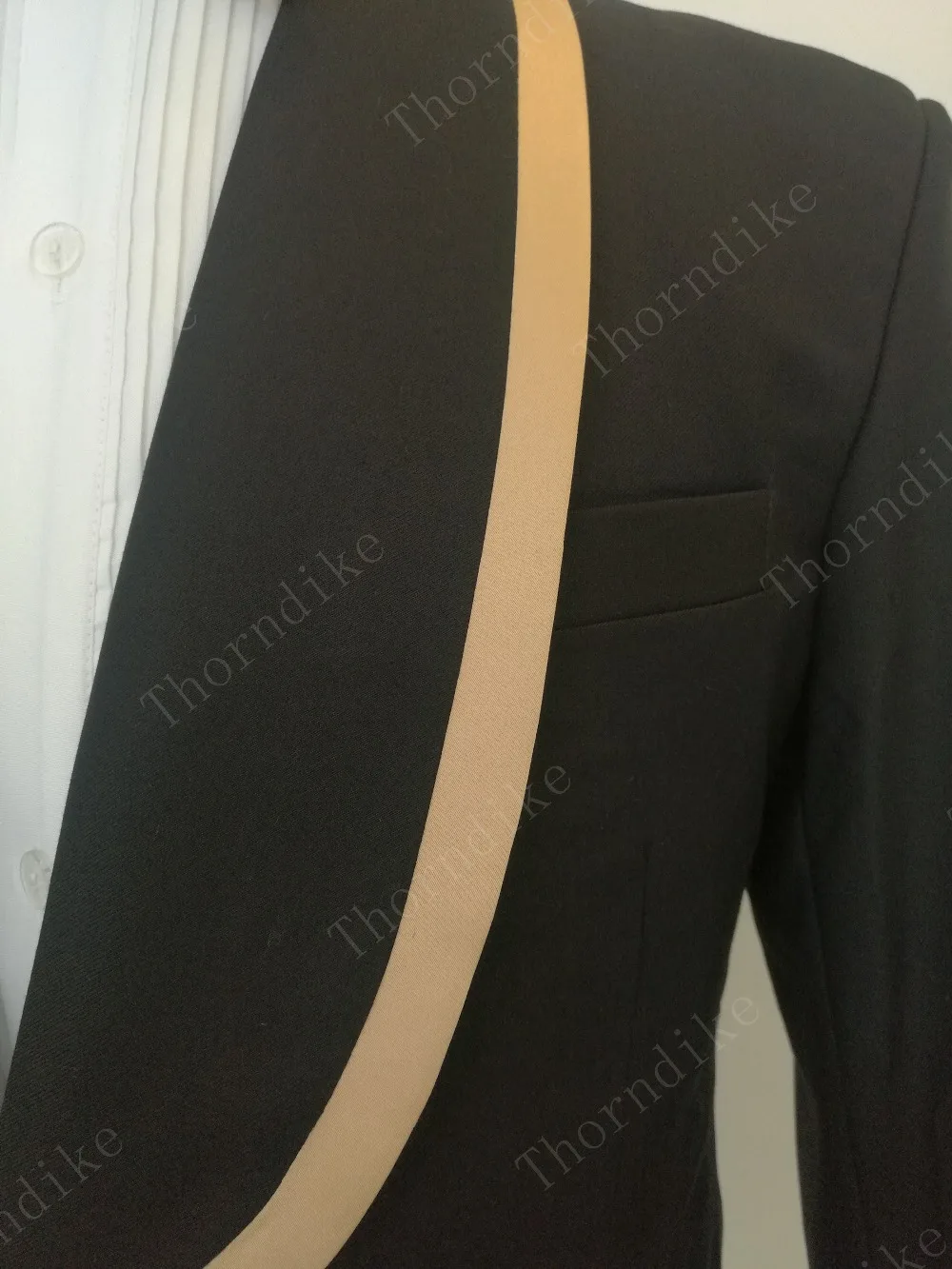 Мужской смокинг Thorndike черный облегающий костюм с золотыми отворотами на заказ