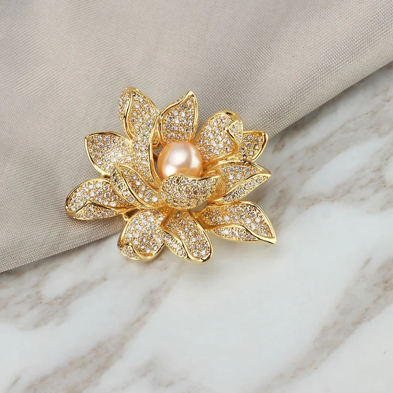 Роскошные Rhinestone Цветок Броши Для женщин натуральный жемчуг Значки для Женский Свадебные Броши Ювелирные изделия из кристаллов аксессуары - Окраска металла: gold pink pearl