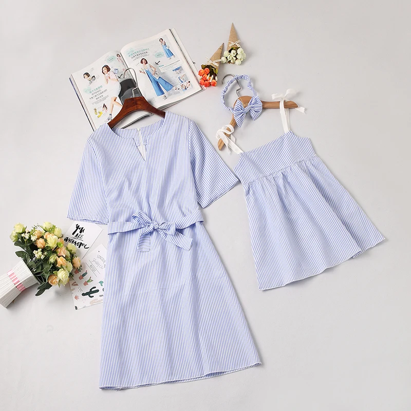 Летнее платье для мамы и дочки одинаковое макси в полоску с бантом девочки