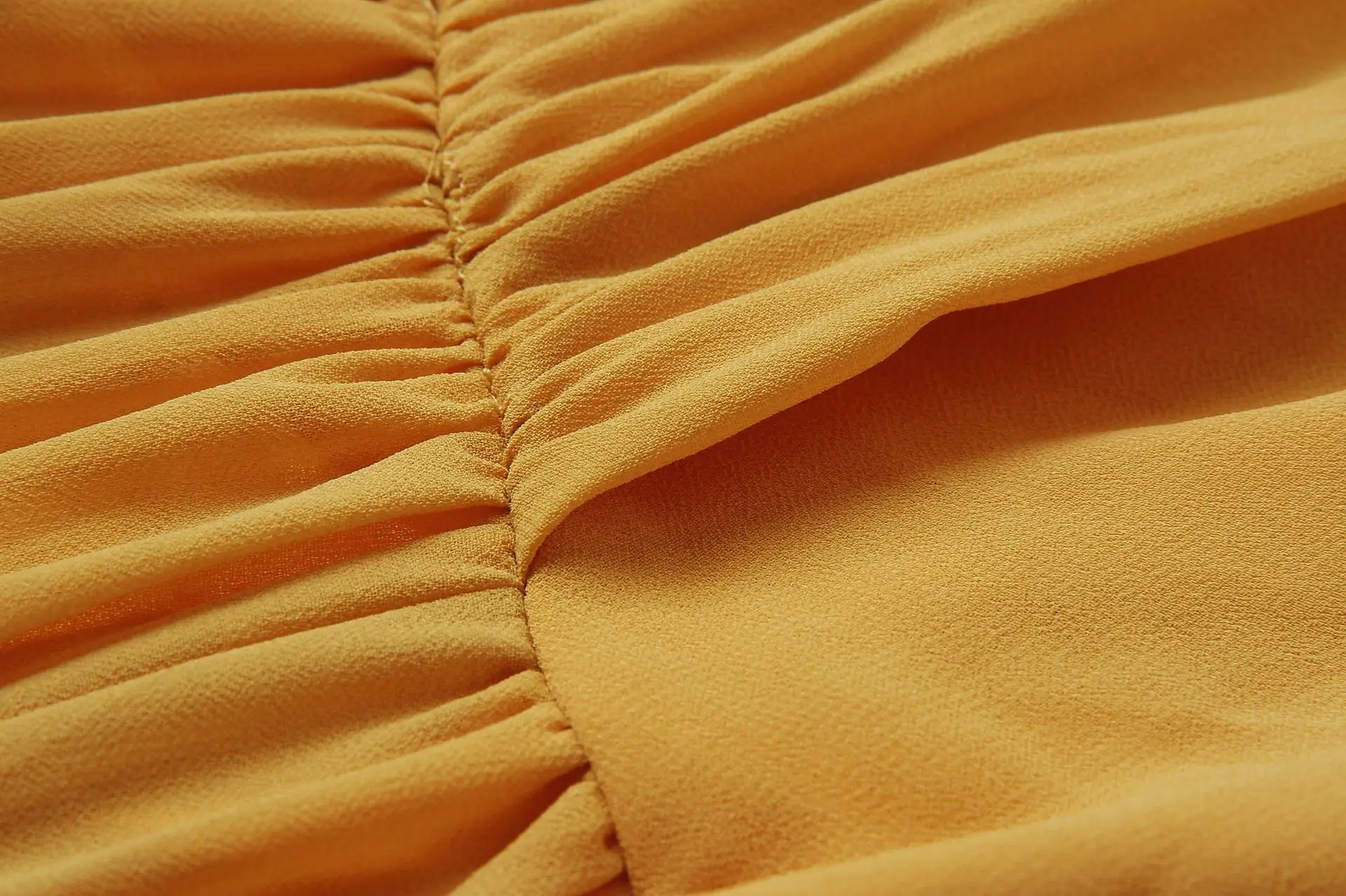 Женское кружевное платье на бретелях белое с открытой спиной и v-образным вырезом