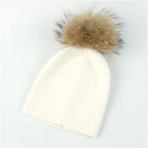 White natural fur Женская шапка из меха енота с помпонами, Весенняя теплая вязаная Повседневная Высококачественная модные шляпы, Женская Шерстяная Вязаная Шапка-бини - Цвет: White natural fur