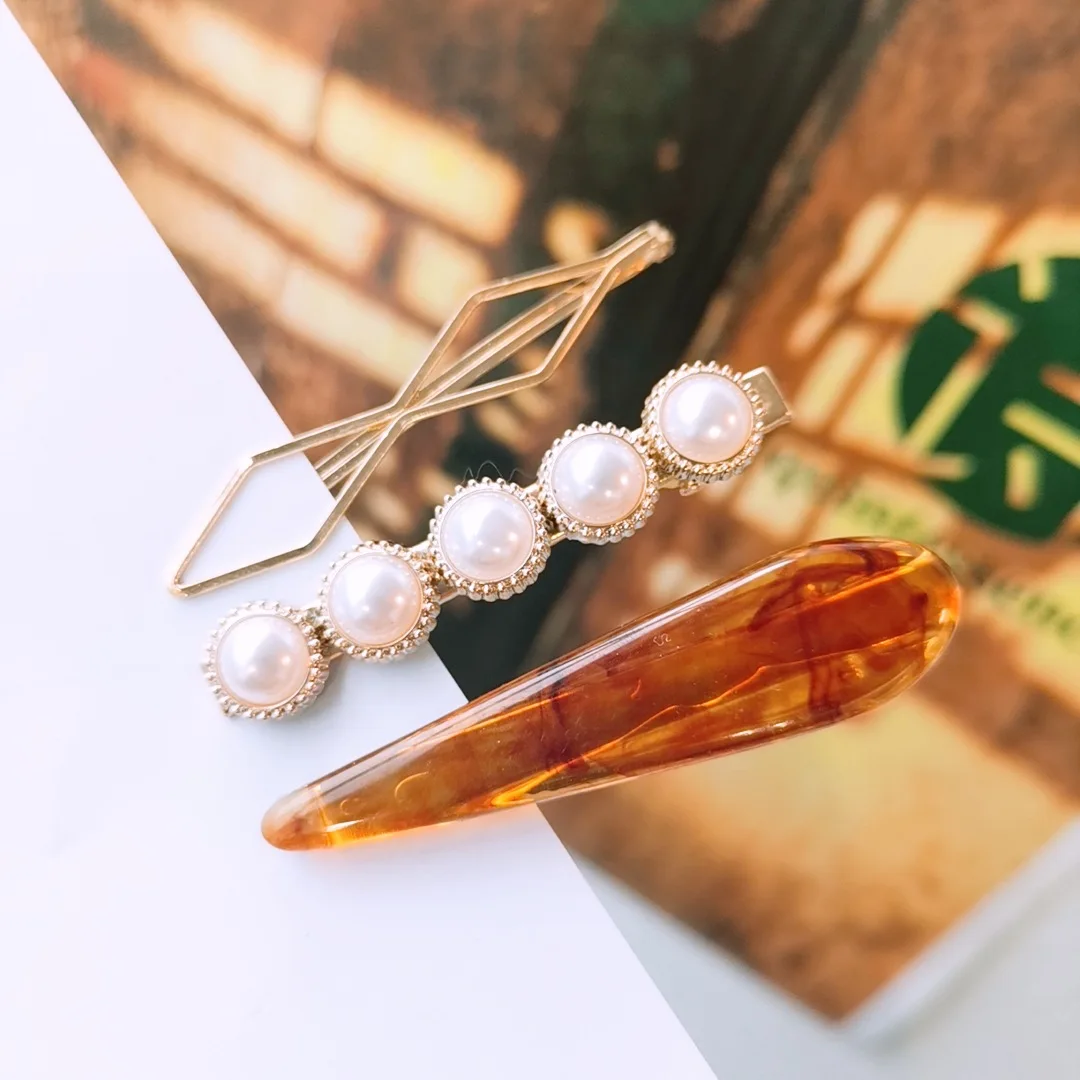 Мраморная заколка сочетает в себе романтический темпераментный жемчужный зажим
