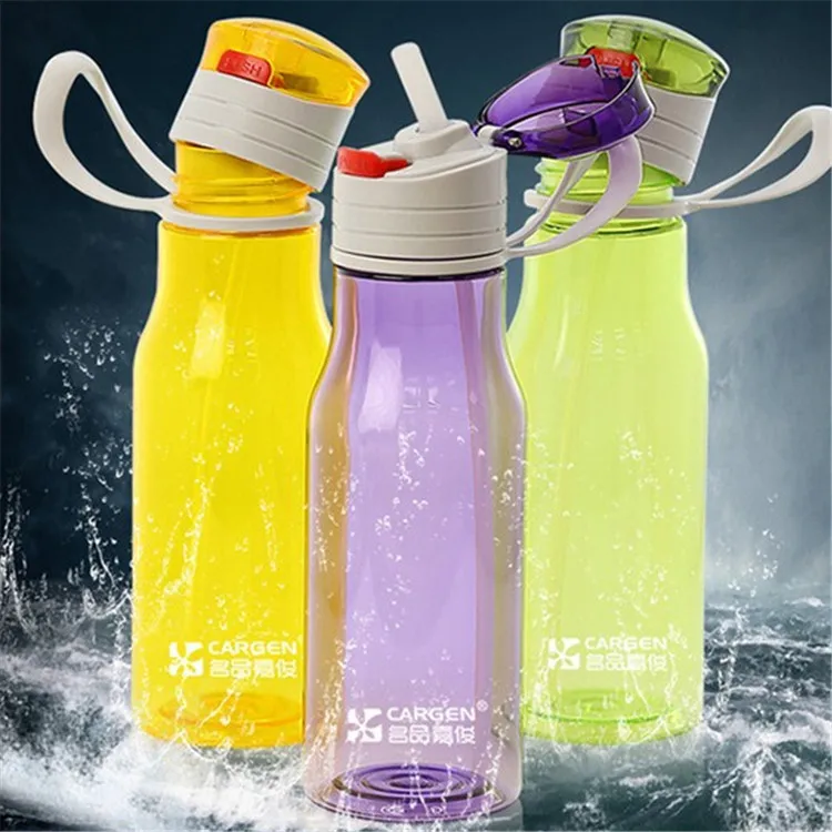 Новая простая пластиковая бутылка для воды лимонного сока студентов не содержит