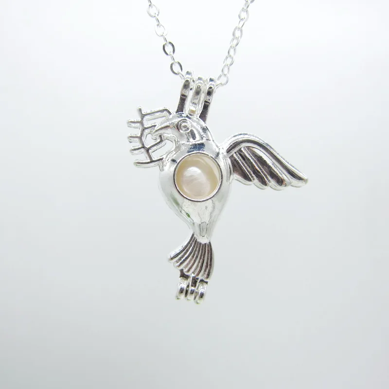 Маленькая милая подвеска птица делает свое гнездо с тонкой цепочкой модный