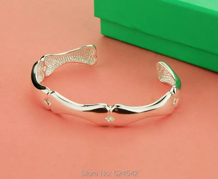 Женский серебряный браслет обтягивающие блестящие боковые элементы. Модные