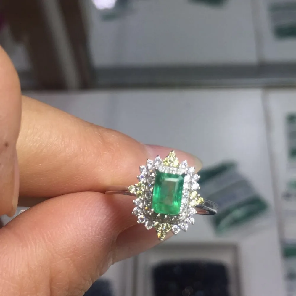 Кольцо из серебра 925 пробы с изумрудом 4 Х6 мм | Украшения и аксессуары