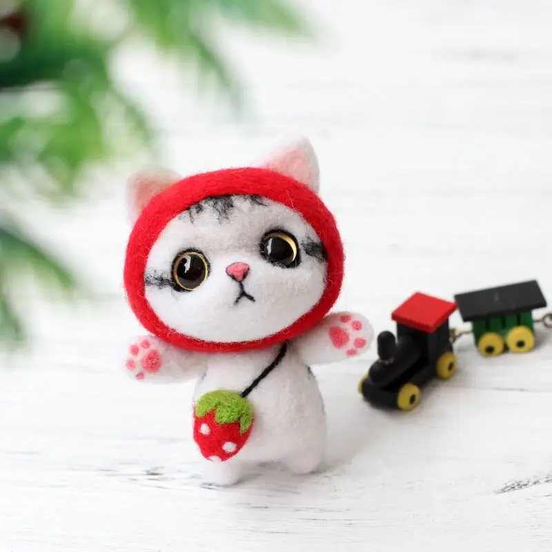 Кошка кукла с клубничкой, шерсть, войлок, сделай сам, не готовая, набор, набор для рукоделия, игла, материал, сумка